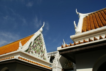 Fototapeta na wymiar roof of Buddhist temple in Bangkok Thailand