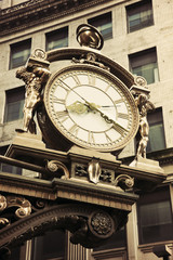 Fototapeta na wymiar Stary zegar ulicy w centrum Pittsburgh