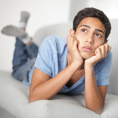 junger Mann auf der Couch
