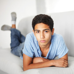 junger Mann auf der Couch