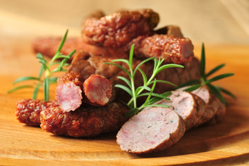 Kiełbasa i kabanosy na desce