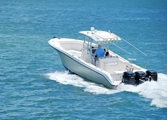 Photo sur Plexiglas Pêcher Bateau de pêche propulsé par trois moteurs hors-bord