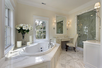Fototapeta na wymiar Master bath w luksusowym domu