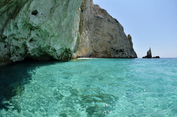 roccia ed acqua trasparente a zakynthos