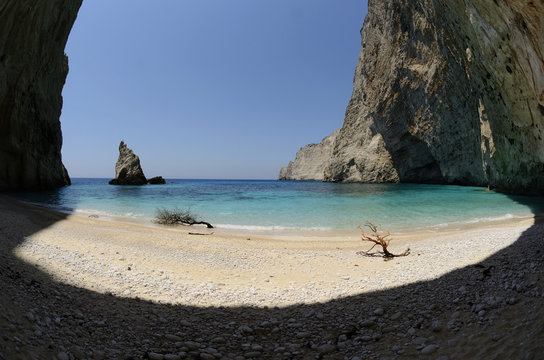spiaggia nella grotta a zakynthos