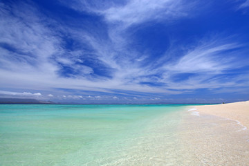 水納島の澄んだ青い海と白い雲
