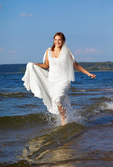 Fototapeta na wymiar bride in sea waves