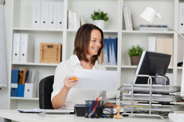 frau bei der arbeit am computer