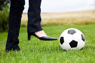 Fussball mit eleganten Frauenschuh 686
