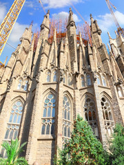 Fototapeta na wymiar Świątyni Sagrada Familia w Barcelonie. Widok z lewej strony