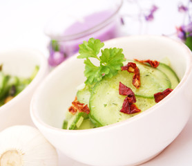 Gurkensalat mit Paprikaflocken