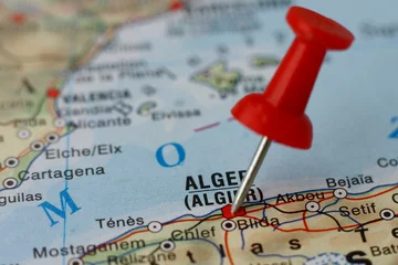 Poster Im Rahmen Pin auf der Karte - Algier, Algier © roobcio