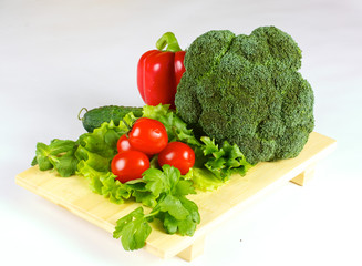 Obraz na płótnie Canvas fresh and juicy vegetables on the wood plate isolated