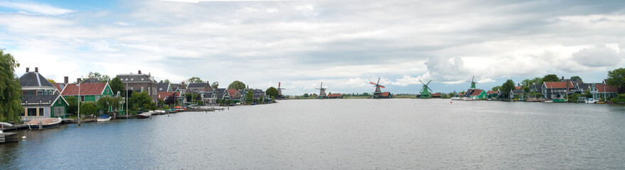 Obraz premium wiatraki i zabytkowe domy