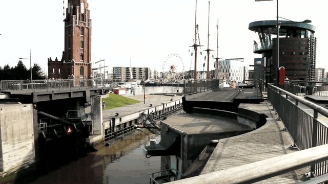 Segelslchoner in der Schleuse