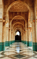 Obraz premium Intricate marble and mosaic archway outside mosque