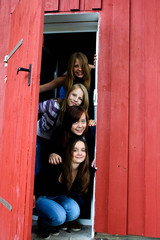 0711 teenager schaune durch türe