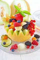 Bunte Früchte in der Melone