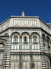 Fototapeta na wymiar Baptysterium w Piazza del Duomo we Florencji