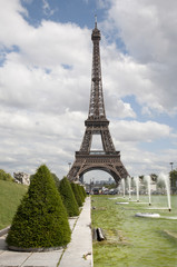 Fototapeta na wymiar Paris - Eiffel tower and Trocadera fountains