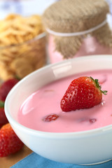 Strawberry yogurt with fresh strawberry