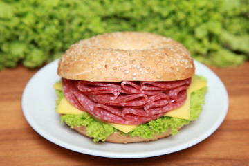 Bagel mit Salami