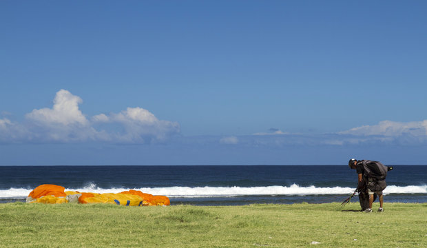 Parapentiste repliant sa voile
