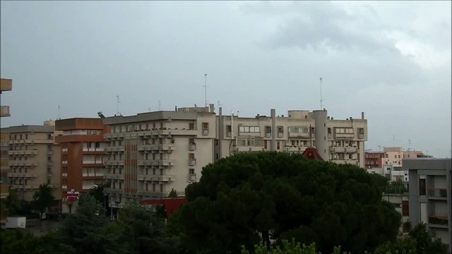 fulmine su grattacielo