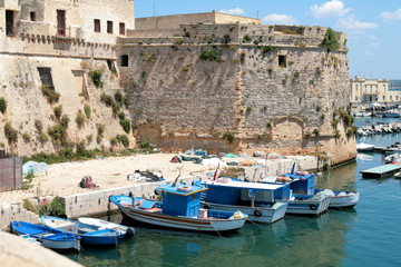 Fototapeta na wymiar Gallipoli, Apulia - Angevin zamek z łodzi rybackich