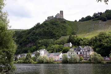 Fototapeta na wymiar Bernkastel and old fortifications on the Moselle