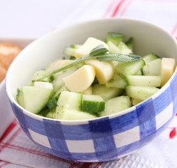 Gurkensalat mit Käse
