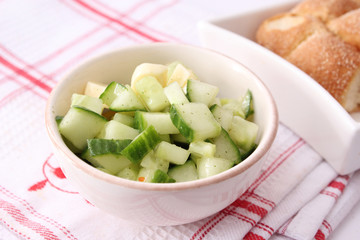 Gurkensalat mit Käse