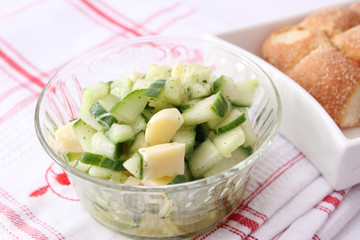 Gurkensalat mit Käse