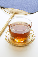 ガラス器の麦茶と団扇