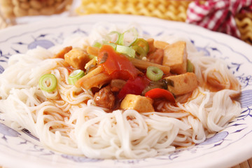 Asiatisches Nudelgericht