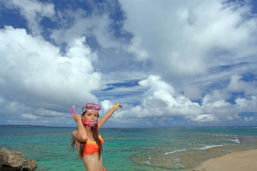 コマカ島で休日を楽しむさわやかな女性