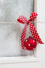 Weihnachtskarte mit roter Schleife und Kugel