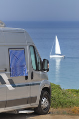 Obraz na płótnie Canvas Camper zaparkowane na Scivu plaży, Sardynia, Włochy