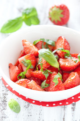 Erdbeersalat mit Basilikum