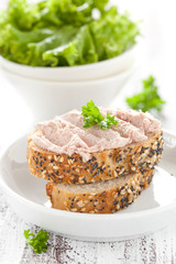 Häppchen mit Leberwurst