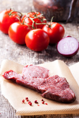 rohes Steak und Pfefferkörner