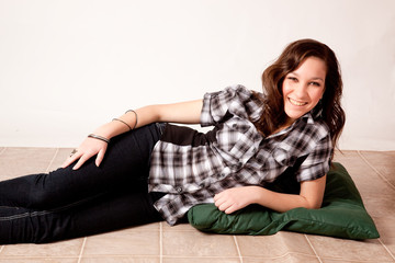 Obraz premium Pretty white woman reclining on the floor