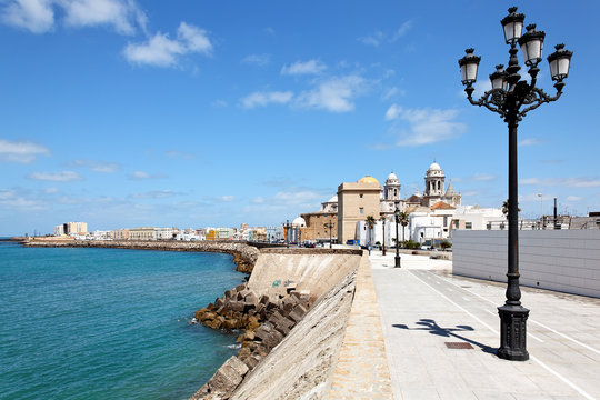 Die Strandpromenade von Cadiz, Spanien