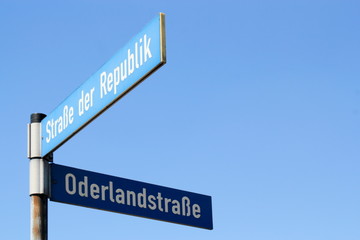 Fototapeta premium Straßenschilder in Eisenhüttenstadt