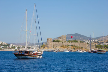 Fototapeta na wymiar Bodrum castle and sailing boats