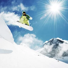 Keuken foto achterwand Wintersport Snowboarder bij sprong in hoge bergen
