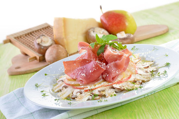 Feines Pilzcarpaccio mit Serranoschinken und Birne