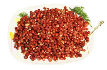 Ягоды земляники на большом блюде с ложкой на белом фоне