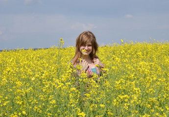 Юная красивая девушка в поле