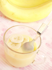 Obraz na płótnie Canvas Fresh,fruit milk shake made of bananas